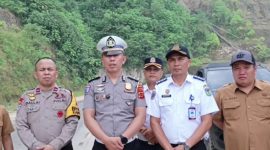 IPDA Debi Rusadi bersama Dishub dan Dinas PUPR meninjau titik rawan longsor di jalur Sungai Penuh–Tapan, Senin (12/10/2026).