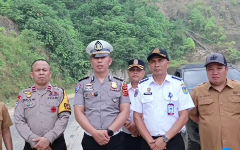 IPDA Debi Rusadi bersama Dishub dan Dinas PUPR meninjau titik rawan longsor di jalur Sungai Penuh–Tapan, Senin (12/10/2026).