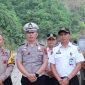 IPDA Debi Rusadi bersama Dishub dan Dinas PUPR meninjau titik rawan longsor di jalur Sungai Penuh–Tapan, Senin (12/10/2026).