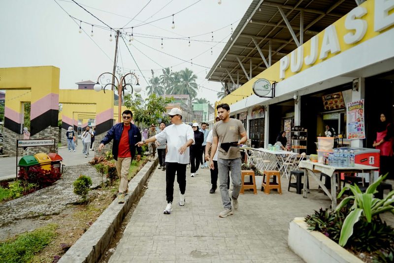 Bupati Khairunas meninjau RTH Padang Aro.