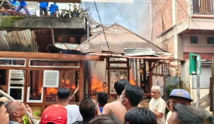 Kebakaran rumah di belakang Terminal Sungai Penuh pada 2 Oktober 2026.