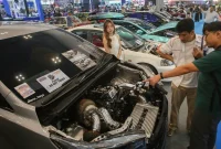 Pengunjung mengamati mesin mobil modifikasi di IMX 2026, ICE BSD, Tangerang, Jumat (9/10/2026). ANTARA FOTO/Muhammad Iqbal