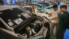 Pengunjung mengamati mesin mobil modifikasi di IMX 2026, ICE BSD, Tangerang, Jumat (9/10/2026). ANTARA FOTO/Muhammad Iqbal