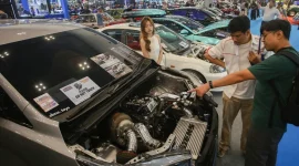 Pengunjung mengamati mesin mobil modifikasi di IMX 2026, ICE BSD, Tangerang, Jumat (9/10/2026). ANTARA FOTO/Muhammad Iqbal