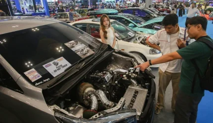 Pengunjung mengamati mesin mobil modifikasi di pameran IMX 2026 di ICE BSD Tangerang
