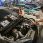 Pengunjung mengamati mesin mobil modifikasi di IMX 2026, ICE BSD, Tangerang, Jumat (9/10/2026). ANTARA FOTO/Muhammad Iqbal