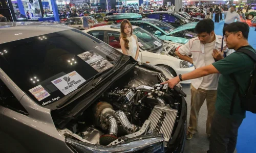 Pengunjung mengamati mesin mobil modifikasi di IMX 2026, ICE BSD, Tangerang, Jumat (9/10/2026). ANTARA FOTO/Muhammad Iqbal