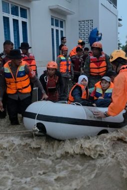 Hujan Deras Picu Banjir di Padang, Tim SAR Bergerak