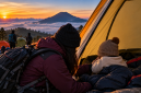 Foto Ilustrasi balita menangis di tenda Gunung Prau.