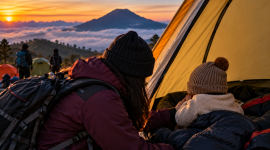 Foto Ilustrasi balita menangis di tenda Gunung Prau.