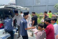 PT Tren Gen Horizon bagikan nasi kotak dalam program Jumat Berbagi.