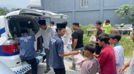 PT Tren Gen Horizon bagikan nasi kotak dalam program Jumat Berbagi.