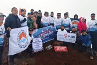 Bupati Monadi bersama 28 pemuda ikrarkan Sumpah Pemuda di puncak Gunung Kerinci.