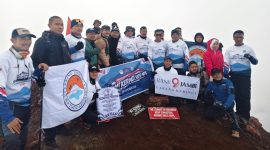 Bupati Monadi bersama 28 pemuda ikrarkan Sumpah Pemuda di puncak Gunung Kerinci.