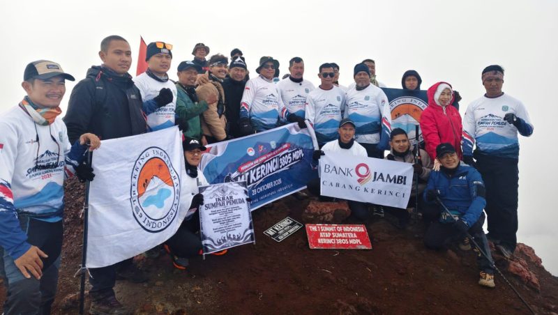 Bupati Monadi bersama 28 pemuda ikrarkan Sumpah Pemuda di puncak Gunung Kerinci.
