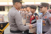 Kapolres Kerinci menyerahkan penghargaan kepada personel berprestasi.