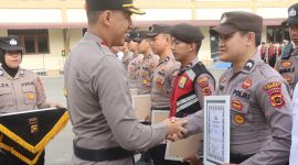 Kapolres Kerinci menyerahkan penghargaan kepada personel berprestasi.