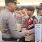 Kapolres Kerinci menyerahkan penghargaan kepada personel berprestasi.