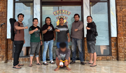 Tim Satreskrim Polres Kerinci mengamankan tersangka kasus curanmor di depan Mapolres Kerinci.