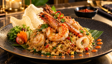 Nasi goreng seafood premium dengan sajian elegan dan menggugah selera.