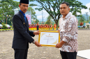 Wakil Bupati Yulian Efi menyerahkan penghargaan kepada Cahyo Dwi Nugroho.