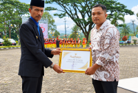 Wakil Bupati Yulian Efi menyerahkan penghargaan kepada Cahyo Dwi Nugroho.