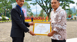 Wakil Bupati Yulian Efi menyerahkan penghargaan kepada Cahyo Dwi Nugroho.