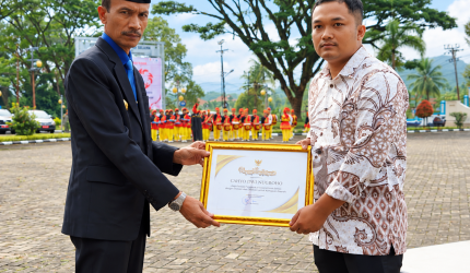 Wakil Bupati Solok Selatan Yulian Efi menyerahkan piagam penghargaan kepada Cahyo Dwi Nugroho atas prestasinya mengembangkan layanan internet di wilayah blankspot.
