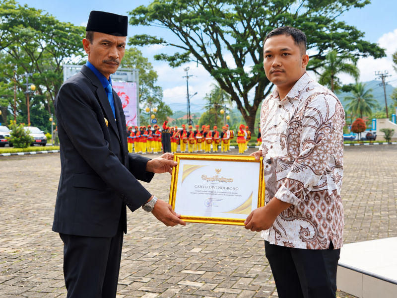 Wakil Bupati Yulian Efi menyerahkan penghargaan kepada Cahyo Dwi Nugroho.