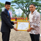 Wakil Bupati Yulian Efi menyerahkan penghargaan kepada Cahyo Dwi Nugroho.