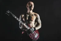 Gitaris Avenged Sevenfold, Zacky Vengeance dalam sebuah konser. (Foto: Instagram/@avengedsevenfold)