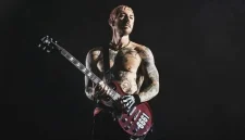 Gitaris Avenged Sevenfold, Zacky Vengeance dalam sebuah konser. (Foto: Instagram/@avengedsevenfold)