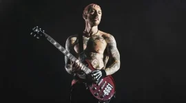 Gitaris Avenged Sevenfold, Zacky Vengeance dalam sebuah konser. (Foto: Instagram/@avengedsevenfold)