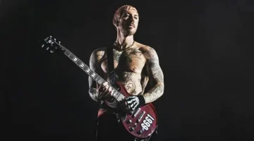 Gitaris Avenged Sevenfold, Zacky Vengeance dalam sebuah konser. (Foto: Instagram/@avengedsevenfold)