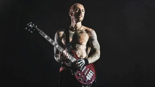 Gitaris Avenged Sevenfold, Zacky Vengeance dalam sebuah konser. (Foto: Instagram/@avengedsevenfold)