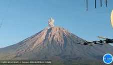 Gunung Semeru di Lumajang, Jawa Timur, alami erupsi (Foto: Magma Indonesia)