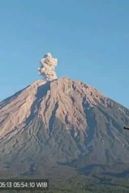 Gunung Semeru Erupsi, Warga Diminta Menjauhi Zona Bahaya