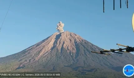 Gunung Semeru di Lumajang, Jawa Timur, mengalami erupsi dengan kolom abu mencapai satu kilometer di atas puncak pada Sabtu (17/10/2026).