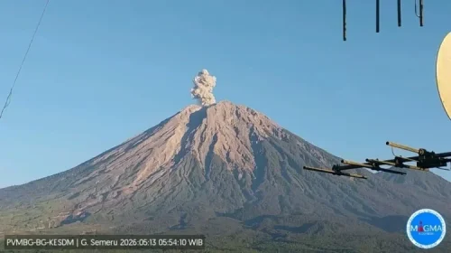 Gunung Semeru di Lumajang, Jawa Timur, alami erupsi (Foto: Magma Indonesia)