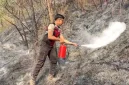 Anggota kepolisian turut membantu proses pemadaman api di Gunung Sumbing, Rabu 21 Oktober 2026. (Foto: Polda Jateng