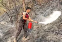 Anggota kepolisian turut membantu proses pemadaman api di Gunung Sumbing, Rabu 21 Oktober 2026. (Foto: Polda Jateng