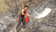 Anggota kepolisian turut membantu proses pemadaman api di Gunung Sumbing, Rabu 21 Oktober 2026. (Foto: Polda Jateng