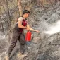 Anggota kepolisian turut membantu proses pemadaman api di Gunung Sumbing, Rabu 21 Oktober 2026. (Foto: Polda Jateng