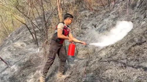 Anggota kepolisian turut membantu proses pemadaman api di Gunung Sumbing, Rabu 21 Oktober 2026. (Foto: Polda Jateng