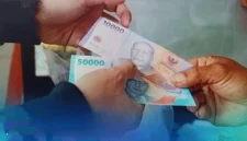 Lembaran uang rupiah digunakan untuk transaksi tunai (Foto:Dokumentasi Bank Indonesia)