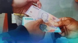 Lembaran uang rupiah digunakan untuk transaksi tunai (Foto:Dokumentasi Bank Indonesia)
