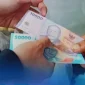 Lembaran uang rupiah digunakan untuk transaksi tunai (Foto:Dokumentasi Bank Indonesia)
