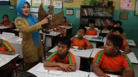 Mendikdasmen Abdul Mu’ti menyampaikan rencana penataan status kepegawaian guru PPPK, termasuk peluang mengikuti seleksi PNS mulai 2027.(Foto : Seorang Guru didalam kelas)