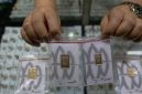 Harga emas Antam turun Rp13 ribu menjadi Rp2.561.000 per gram pada Kamis (15/10).(Foto : CNN Indonesia/Adi Ibrahim)