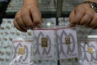 Harga emas Antam turun Rp13 ribu menjadi Rp2.561.000 per gram pada Kamis (15/10).(Foto : CNN Indonesia/Adi Ibrahim)